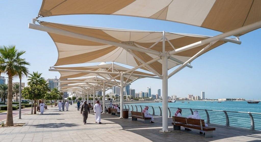 فريق عمل محترف يقوم بتركيب مظلات بجودة عالية ومتانة ضمن خدمات مظلات الدمام لحماية المنازل والسيارات وتوفير الظل المثالي.