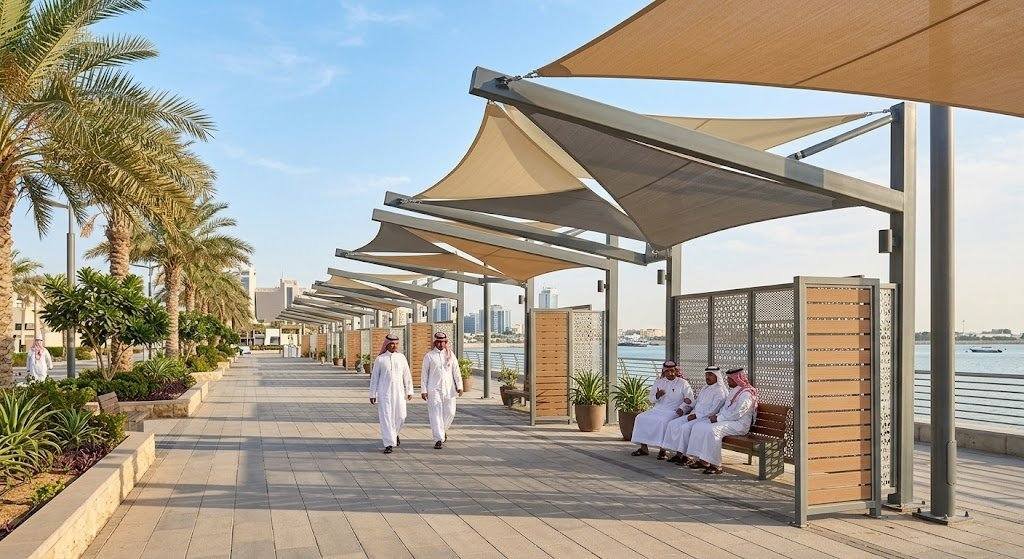 فريق عمل محترف يقوم بتركيب مظلات وسواتر بجودة عالية ومتانة ضمن خدمات مظلات وسواتر الجبيل لحماية المنازل والسيارات وتوفير الخصوصية.