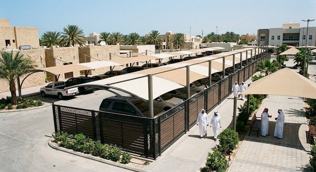 فريق عمل محترف يقوم بتركيب مظلات وسواتر بجودة عالية ومتانة ضمن خدمات مظلات وسواتر القطيف لحماية المنازل والسيارات وتوفير الخصوصية.